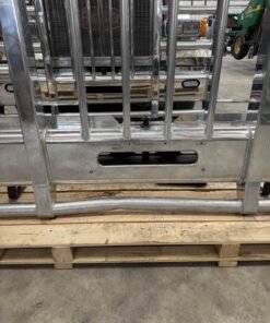 Herd bumper Peterbilt 379, Peterbilt 379 bumper, Peterbilt 379 front bumper, Herd Peterbilt bumper, used Peterbilt 379 bumper, Peterbilt truck bumper, heavy duty Peterbilt bumper, Peterbilt 379 replacement bumper, semi truck bumper, used truck parts, Peterbilt 379 parts, Herd heavy duty bumper