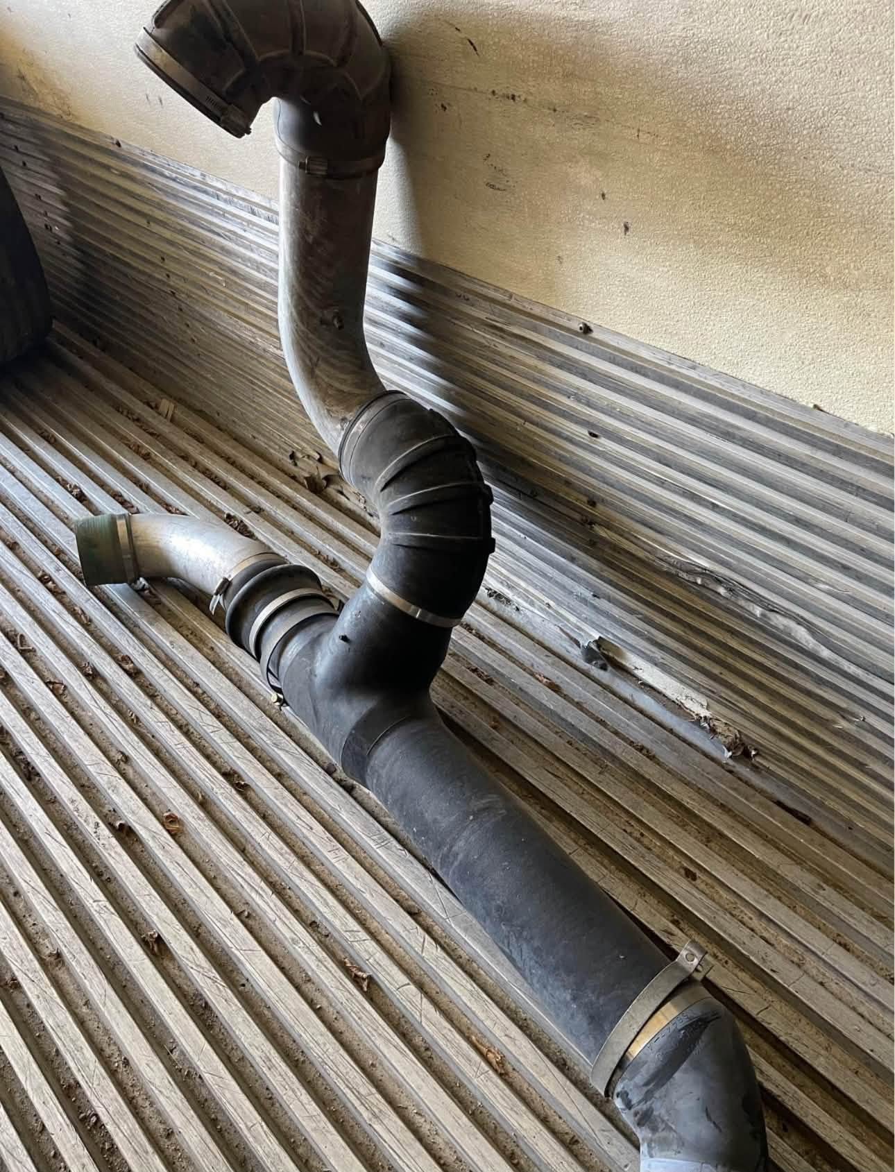 Freightliner Classic air cleaners, Freightliner Classic intake pipes, Freightliner Classic air cleaner assembly, Freightliner Classic intake system, Freightliner Classic air intake, Freightliner air cleaners for sale, Freightliner intake pipes, semi truck air cleaner, heavy duty truck air intake, Freightliner Classic truck parts, used Freightliner Classic parts, truck air cleaner assembly, Freightliner Classic replacement parts, commercial truck intake system