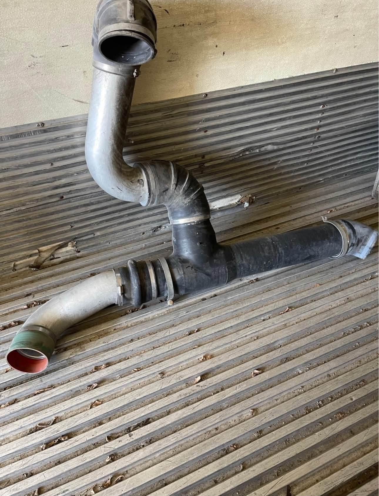 Freightliner Classic air cleaners, Freightliner Classic intake pipes, Freightliner Classic air cleaner assembly, Freightliner Classic intake system, Freightliner Classic air intake, Freightliner air cleaners for sale, Freightliner intake pipes, semi truck air cleaner, heavy duty truck air intake, Freightliner Classic truck parts, used Freightliner Classic parts, truck air cleaner assembly, Freightliner Classic replacement parts, commercial truck intake system