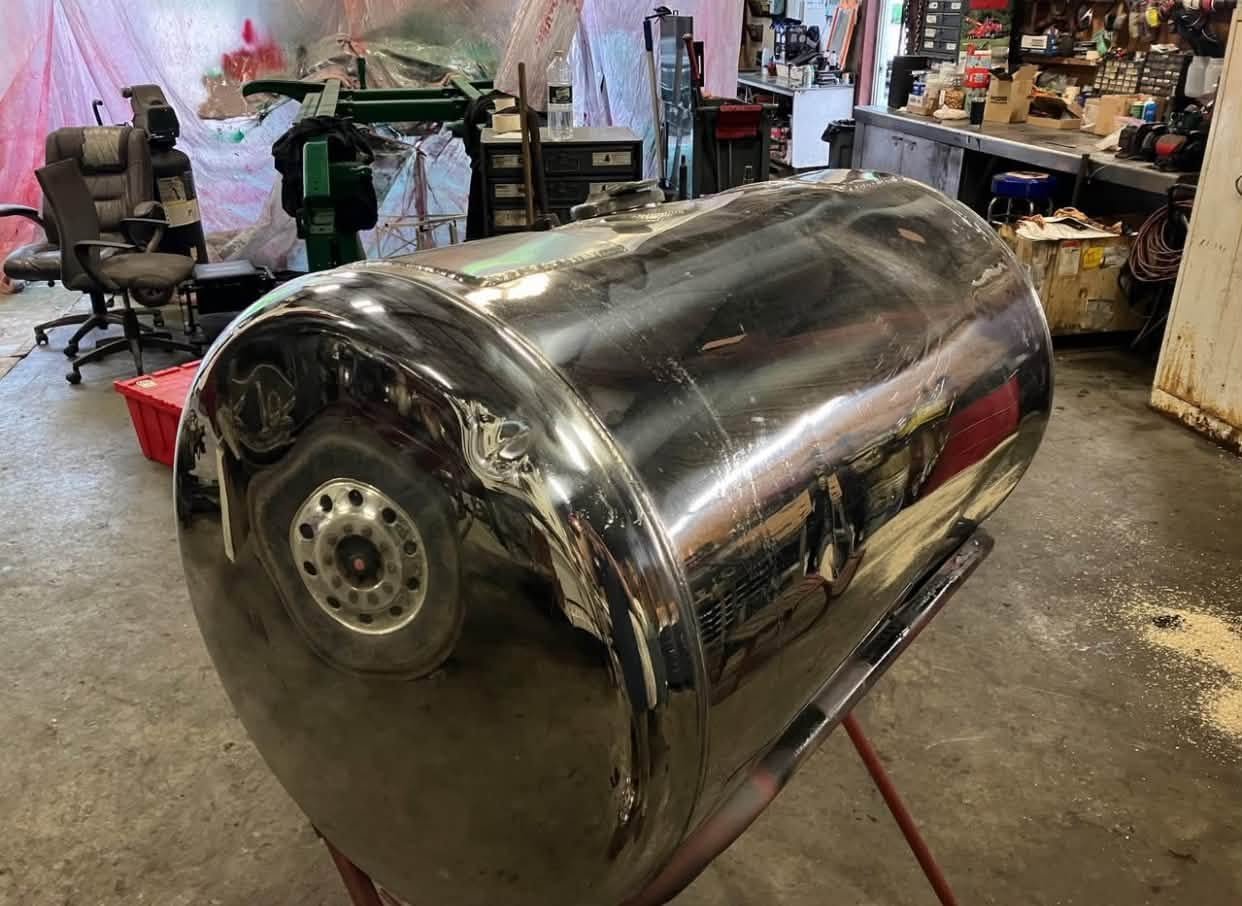 Peterbilt 379 fuel tank, Peterbilt 379 polished fuel tank, used Peterbilt 379 fuel tank, Peterbilt 379 replacement fuel tank, Peterbilt 379 aluminum fuel tank, Peterbilt 379 truck fuel tank, 39 inch weld to weld fuel tank, 39" Peterbilt fuel tank, polished semi truck fuel tank, semi truck fuel tank, heavy duty truck fuel tank, commercial truck fuel tank, Peterbilt fuel tank for sale, used Peterbilt truck parts, Peterbilt 379 truck parts, replacement semi truck fuel tank