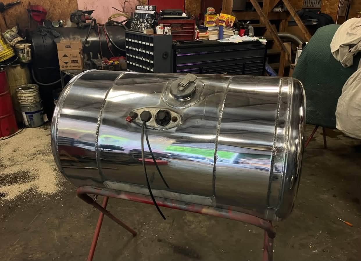 Peterbilt 379 fuel tank, Peterbilt 379 polished fuel tank, used Peterbilt 379 fuel tank, Peterbilt 379 replacement fuel tank, Peterbilt 379 aluminum fuel tank, Peterbilt 379 truck fuel tank, 39 inch weld to weld fuel tank, 39" Peterbilt fuel tank, polished semi truck fuel tank, semi truck fuel tank, heavy duty truck fuel tank, commercial truck fuel tank, Peterbilt fuel tank for sale, used Peterbilt truck parts, Peterbilt 379 truck parts, replacement semi truck fuel tank