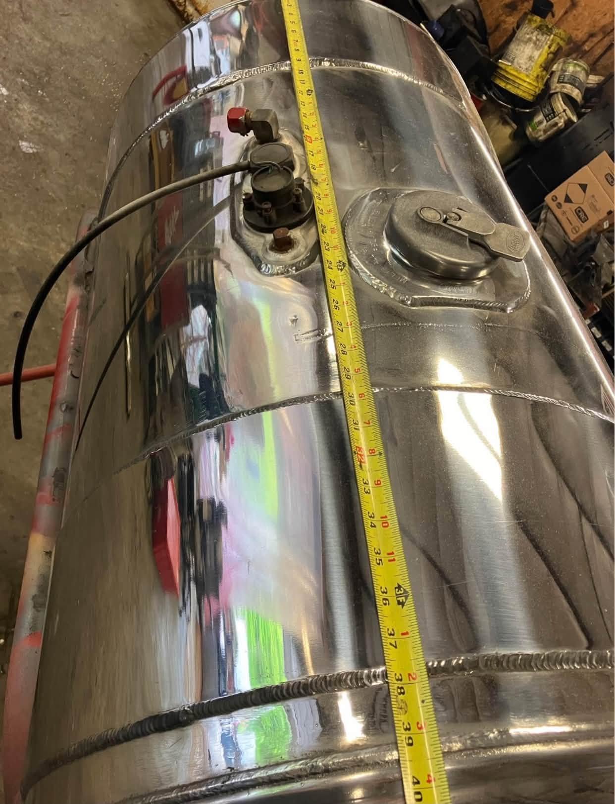 Peterbilt 379 fuel tank, Peterbilt 379 polished fuel tank, used Peterbilt 379 fuel tank, Peterbilt 379 replacement fuel tank, Peterbilt 379 aluminum fuel tank, Peterbilt 379 truck fuel tank, 39 inch weld to weld fuel tank, 39" Peterbilt fuel tank, polished semi truck fuel tank, semi truck fuel tank, heavy duty truck fuel tank, commercial truck fuel tank, Peterbilt fuel tank for sale, used Peterbilt truck parts, Peterbilt 379 truck parts, replacement semi truck fuel tank