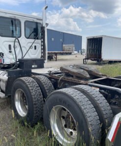 2019 Freightliner Cascadia 126, 2019 Freightliner Cascadia for sale, Freightliner Cascadia day cab, Freightliner Cascadia tractor, Freightliner tandem axle tractor, used Freightliner Cascadia, Freightliner Cascadia 126 day cab, Detroit DD15 505HP, Detroit DD15 14.8L engine, Fuller FRO17210C transmission, 10 speed manual Freightliner, 6x4 Freightliner tractor, tandem axle day cab truck, used semi trucks for sale, used tractor trucks, Class 8 day cab trucks, Freightliner commercial trucks, Freightliner Cascadia diesel truck, 2019 Freightliner tractor